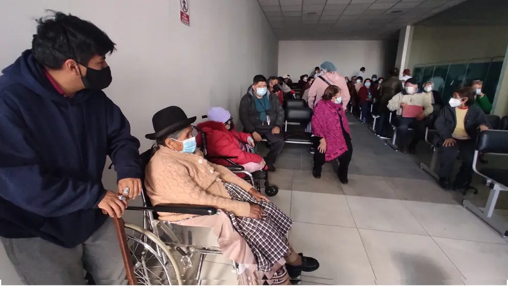 Imagen referencial de la vacunaci&oacute;n a adultos mayores en el hospital del Norte, el 7 de mayo. NO&Eacute; PORTUGAL