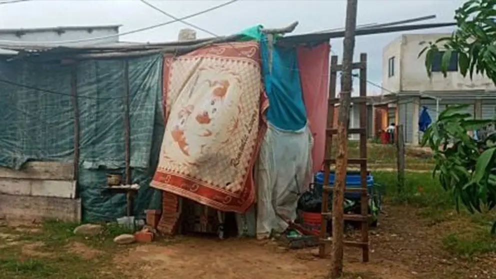 Estas son las condiciones en las que vive el polic&iacute;a Johnny con su familia en una vivienda improvisada. RRSS