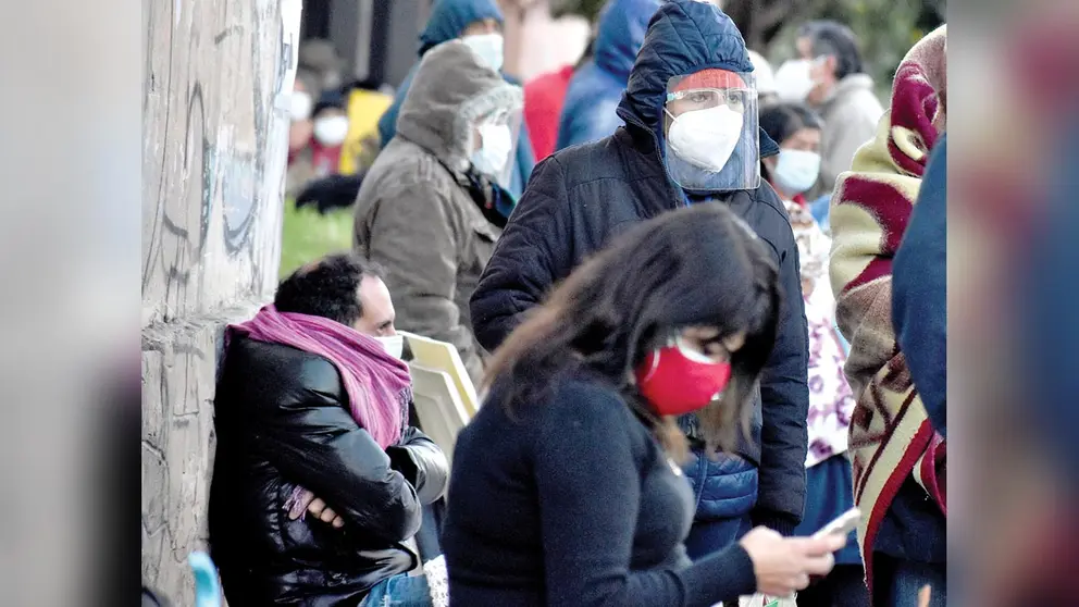 Un grupo de personas afronta las bajas temperaturas con ropa abrigada, mientras hace fila.     Dico Solís