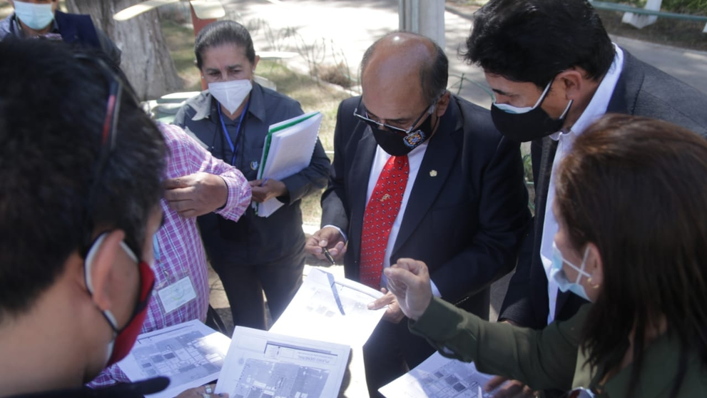 El secretario de Salud del municipio, An&iacute;bal Cruz, junto con representantes de Feicobol.
