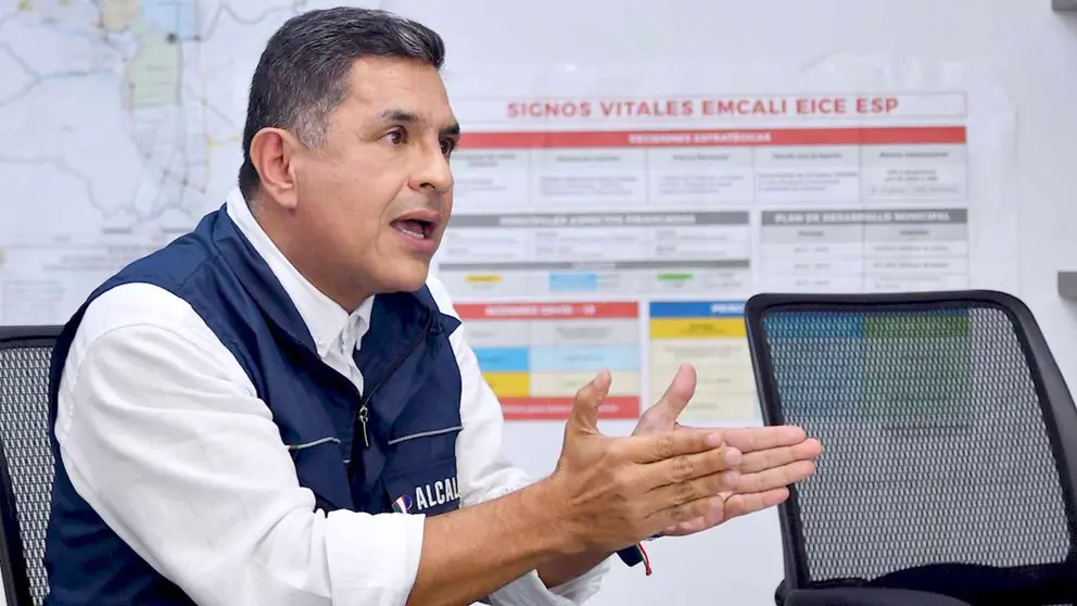 Fotografía cedida que muestra al alcalde de Cali, Jorge Iván Ospina, quien habla hoy, lunes en Cali. EFE