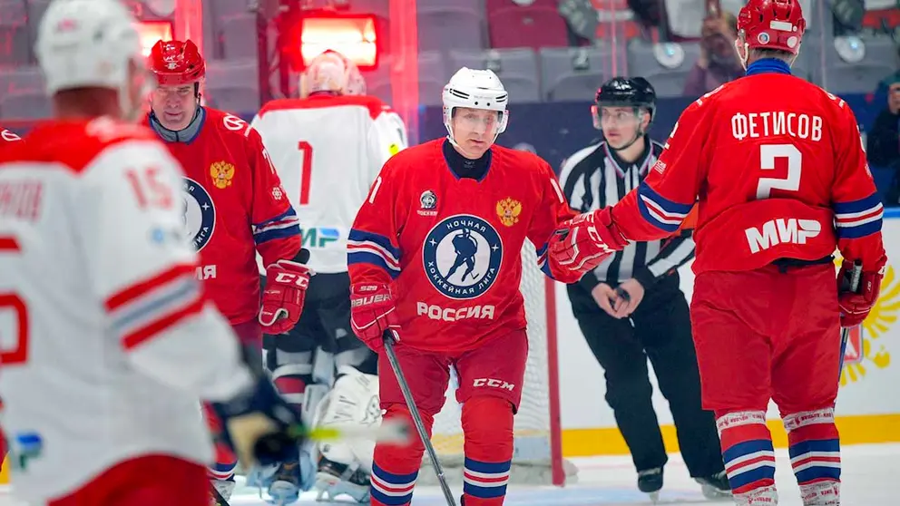 El presidente ruso Vladimir Putin (c) participa en un partido de gala con la participación de leyendas del hockey ruso como parte de la etapa final del festival X All-Russian Night Hockey League en el 'Bolshoi' Ice Palac en Sochi, Rusia. EFE