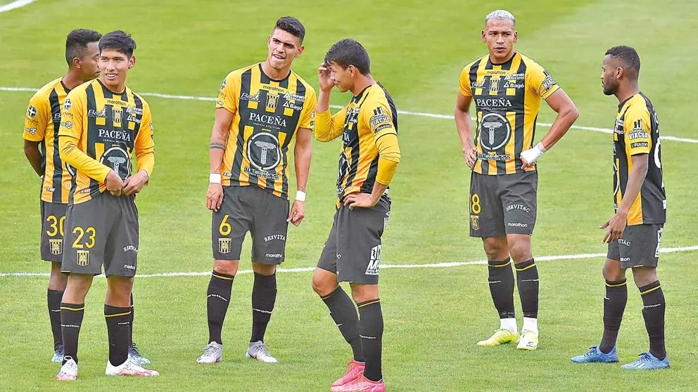 Los jugadores de The Strongest, en el terreno de juego en el estadio Hernando Siles. APG