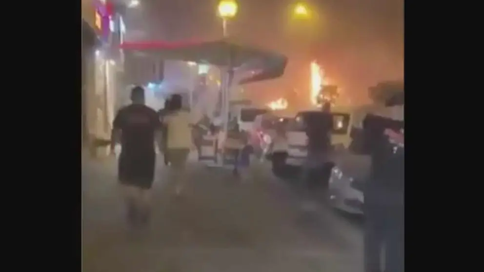 Captura de un video que muestra el momento en que caen misiles a una calle centrica de Tel Aviv. Captura