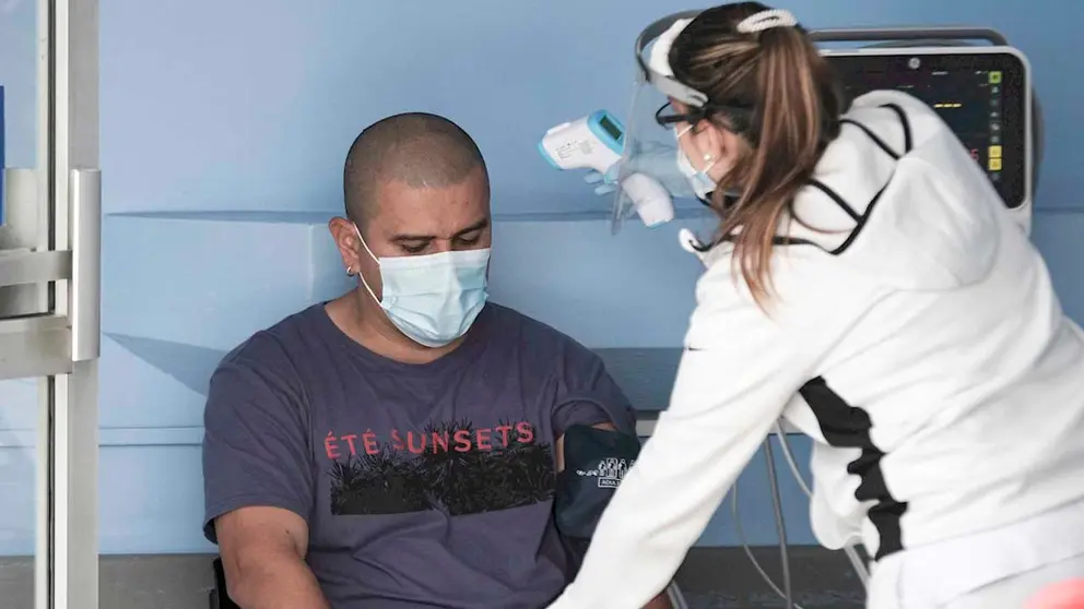 Una enfermera examina hoy a un paciente en el área de emergencias para covid-19 de un hospital, en San José (Costa Rica). EFE
