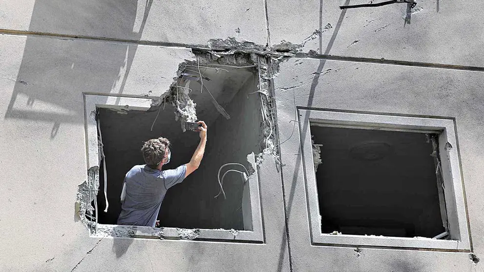 Un inspector trabaja en un apartamento dañado por un cohete disparado por Israel hacia la franja de Gaza. EFE