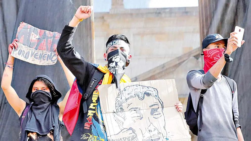 Manifestantes se reúnen en la céntrica Plaza de Bolívar en Bogotá, Colombia. EFE