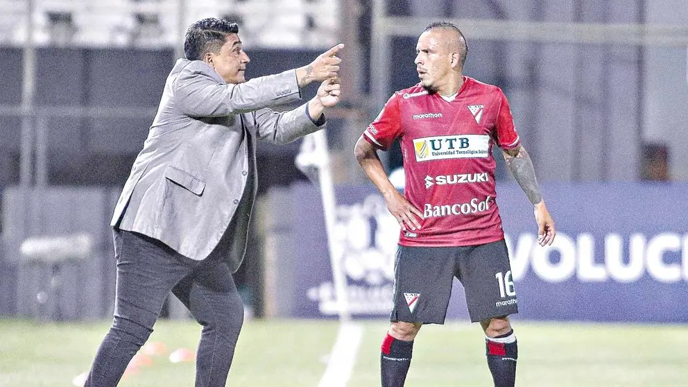 El entrenador de Always Ready, Omar Asad, da instrucciones a Marcos Ovejero. APG