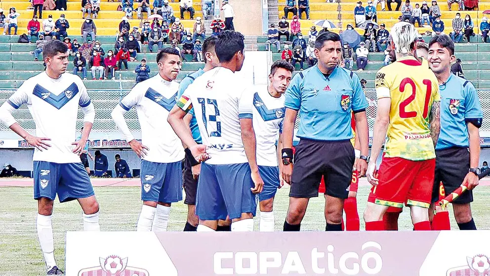 Jugadores de San José y Palmaflor, en la cancha. APG