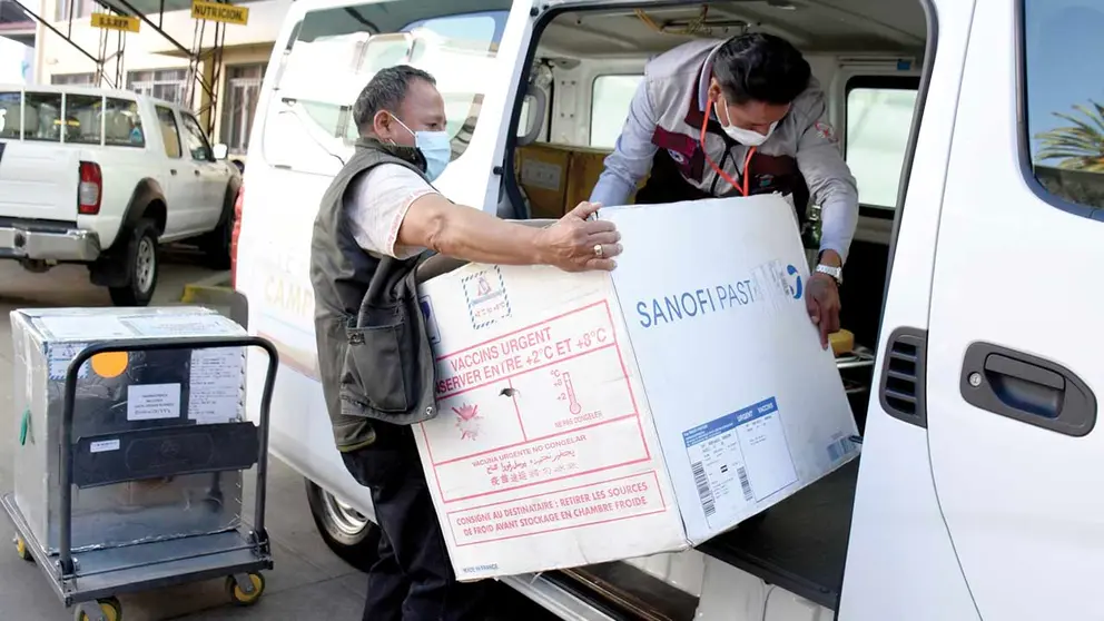 Funcionarios públicos introducen una caja con vacunas contra el coronavirus en un vehículo oficial. DICO SOLÍS