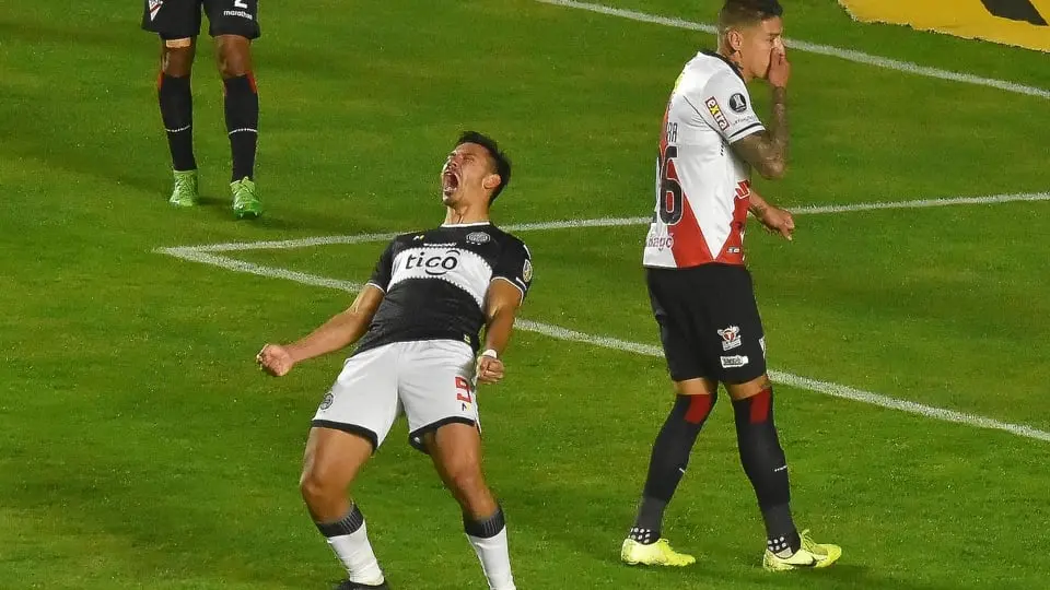 Jugador de Olimpia celebra la victoria ante el desconcierto del local. APG