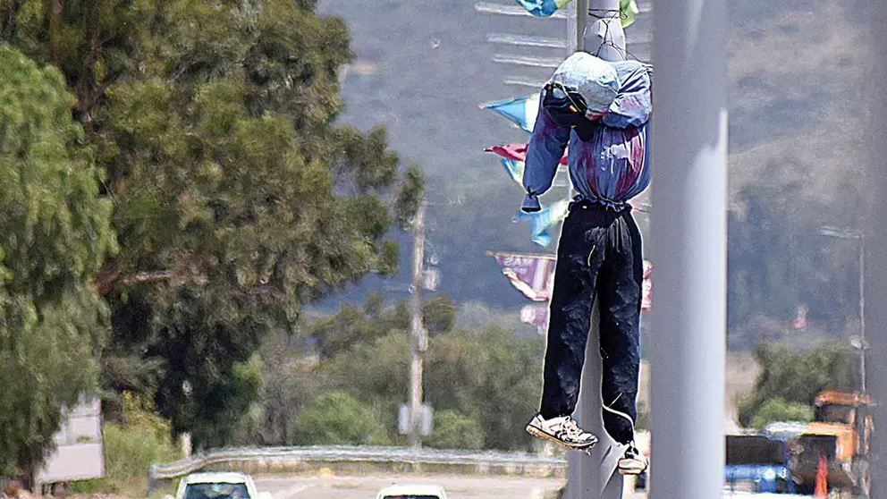 Un muñeco colgado en una calle, a la vista de los motorizados. DICO SOLÍS