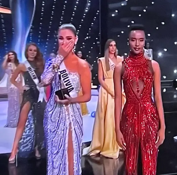 Momento en el que Lenka Nemer recibe el premio. OFFICIALGLOBALBEAUTIES