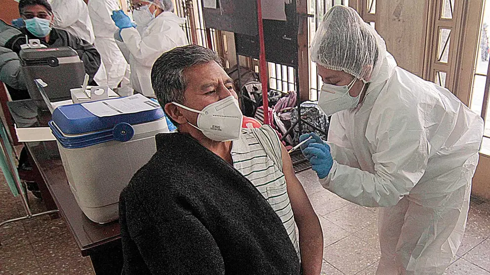 Una persona recibe la vacuna anticovid. APG