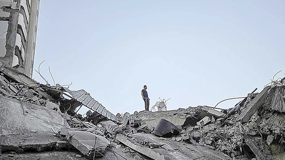 Un hombre palestino sobre los restos de su casa destruida después de un ataque aéreo del ejército israelí. EFE