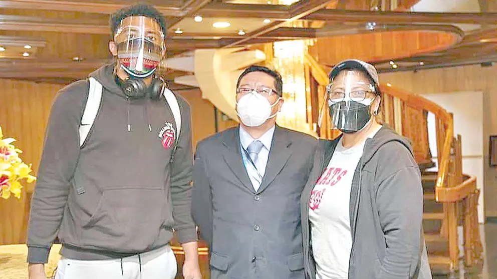 Joshua Reaves (i), tras su llegada a la ciudad de La Paz. OPINIÓN