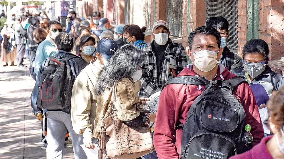 Afiliados a la Caja Nacional de Salud acuden a un punto de vacunación masiva. DICO SOLÍS