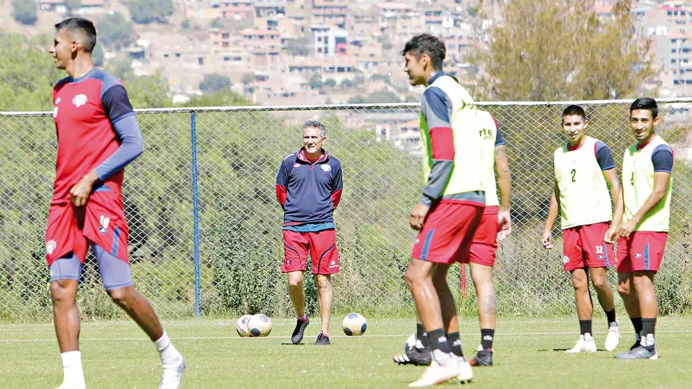 El técnico Diego Cagna dirige el entrenamiento del plantel aviador en el complejo deportivo de la laguna Alalay. APG
