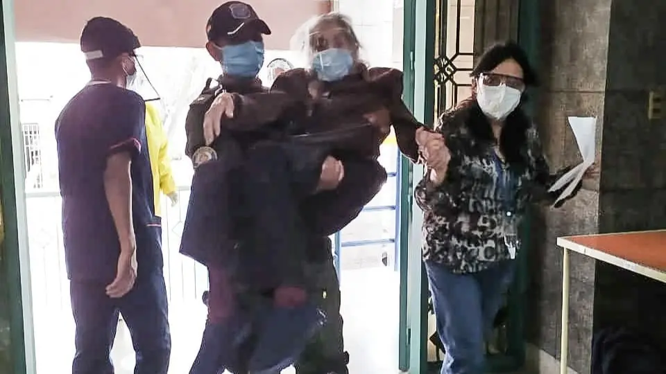 La adulta mayor, trasladada por el polic&iacute;a, en la Facultad de Medicina. Gentileza Solange Sol&iacute;s