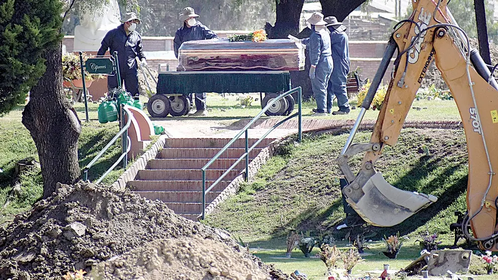 Funcionarios de un cementerio privado de Colcapirhua acomodan un ataúd para enterrarlo. DICO SOLÍS