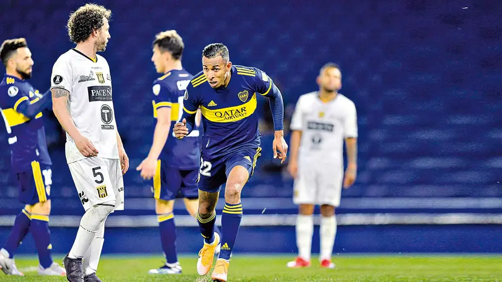 Sebastián Villa (c) celebra uno de los goles que anotó a The Strongest en la Bombonera. EFE
