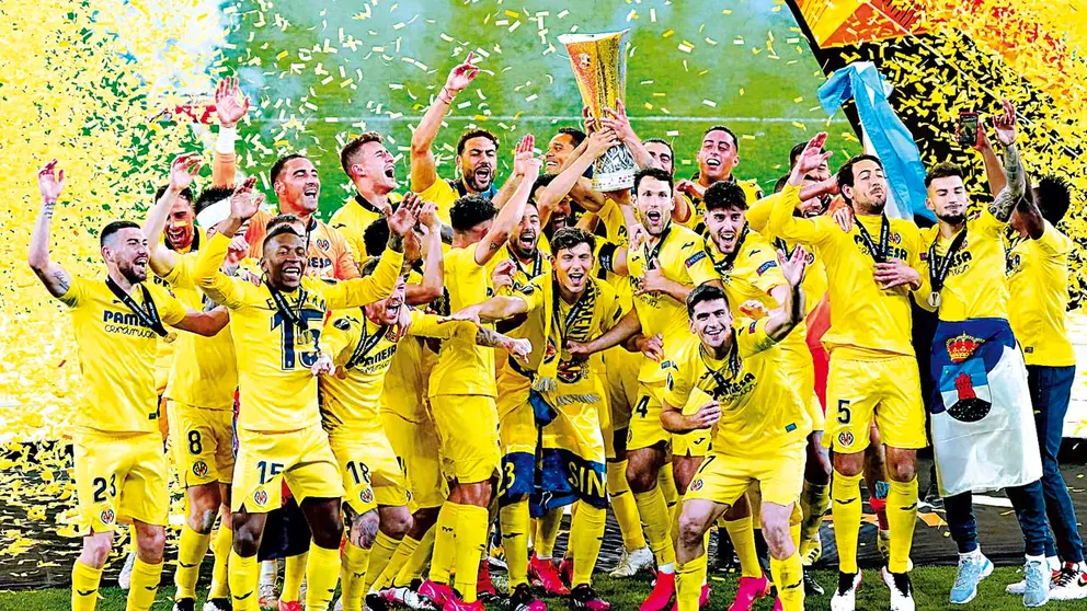Los jugadores del Villarreal celebran el título de la Liga Europa, con el máximo cetro en las manos. EFE