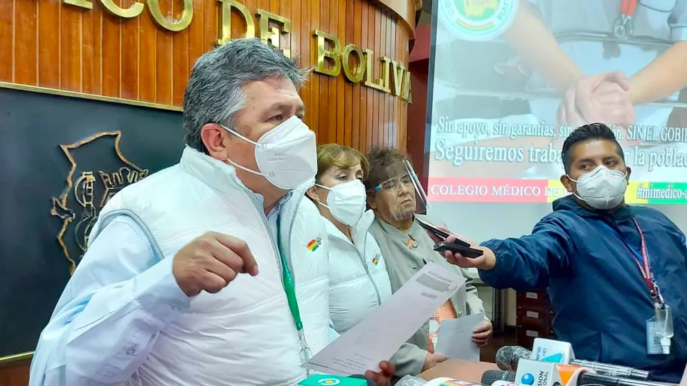 Luis Larrea, presidente de Colegio Médico de Bolivia en rueda de prensa. ERBOL