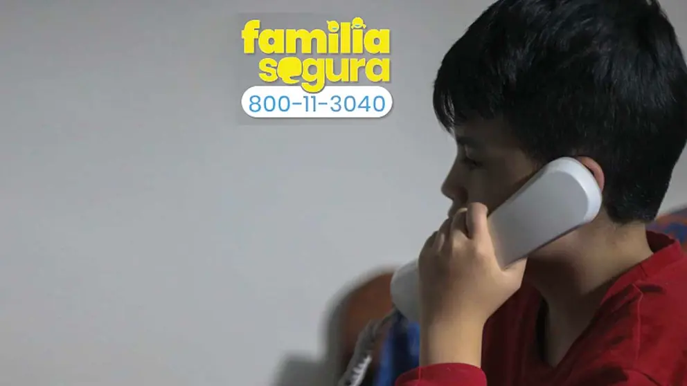 Un niño usa su teléfono para recibir ayuda. ANP-UNICEF