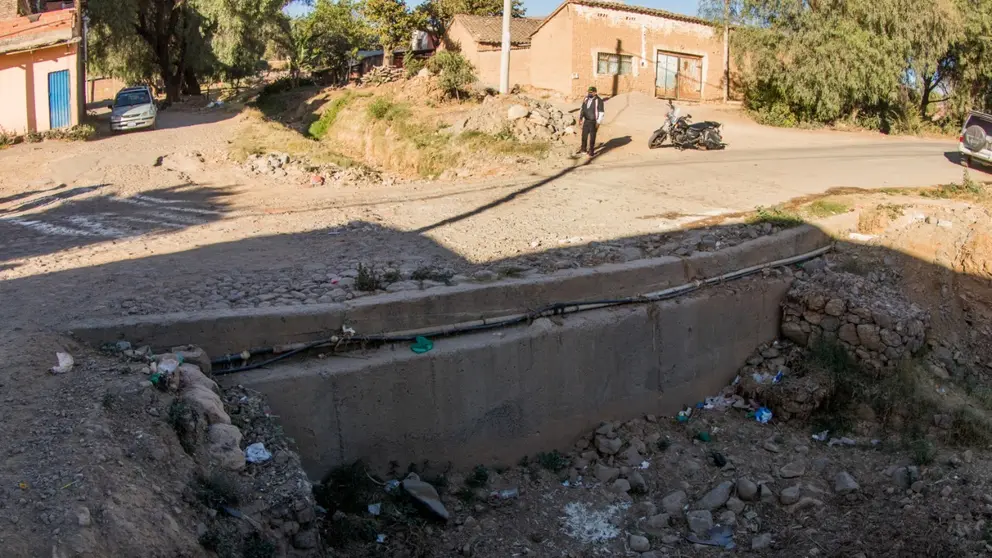 Alcantarilla en una calle en la zona sur de Cercado.