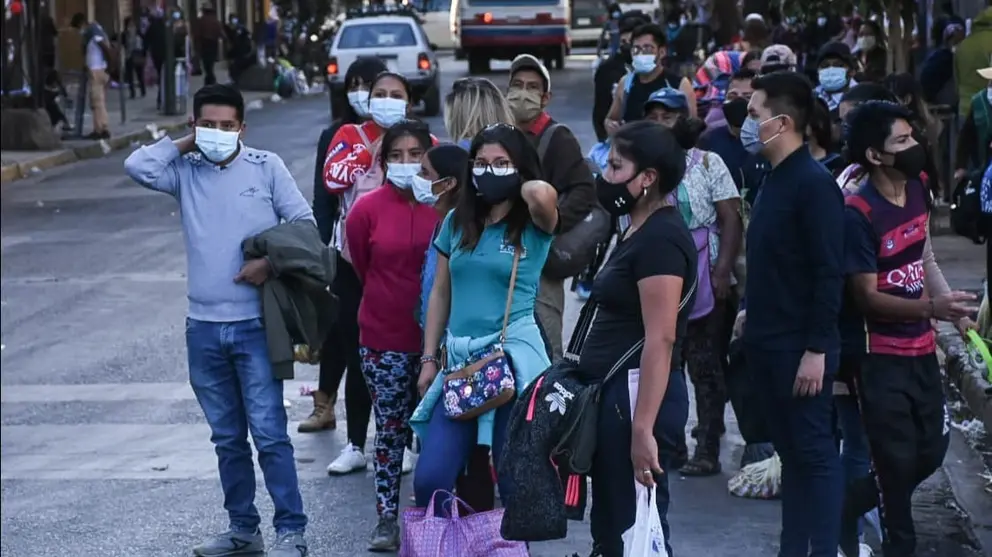 Personas aguardan por un espacio en los trufis en una parada de transporte p&uacute;blico en el centro de Cochabamba. DICO SOL&Iacute;S