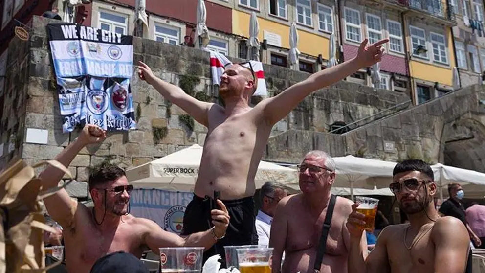 Los aficionados del Manchester City y el Chelsea beben cerveza y aplauden en Ribeira en Oporto, Portugal. EFE