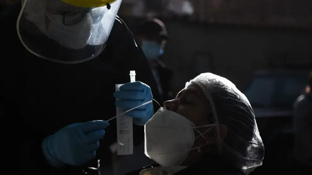 Personal de salud toma muestras de ant&iacute;geno nasal para la detecci&oacute;n de casos COVID en Temporal, zona norte de Cochabamba. DICO SOL&Iacute;S