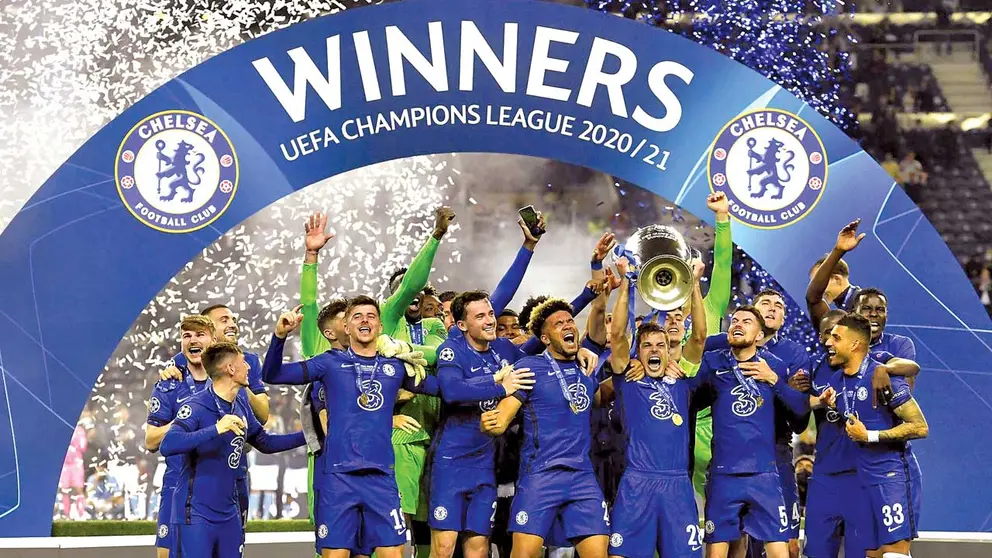 El plantel del Chelsea celebra el título con la Orejona en las manos. EFE