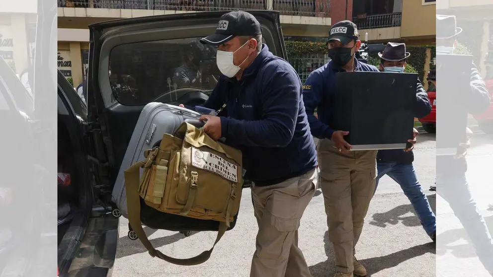 Uniformados retiran documentación y equipos de uno de los inmuebles allanados. APG