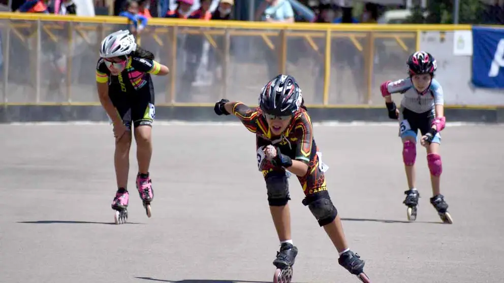 Los deportistas durante una prueba de patinaje en el escenario de Coña Coña. DICO SOLÍS