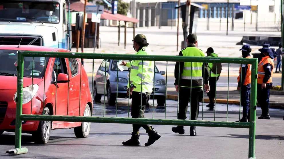 Los policías realizan los controles a vehículos en el puente de Cala Cala. DICO SOLÍS