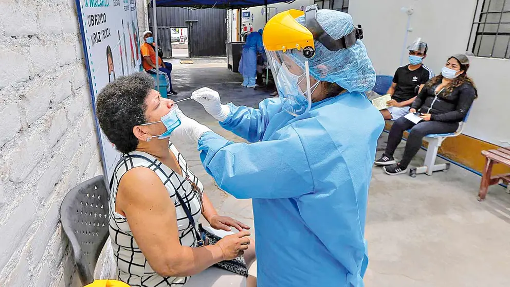Una persona se realiza una prueba de coronavirus en Lima, Perú. EFE