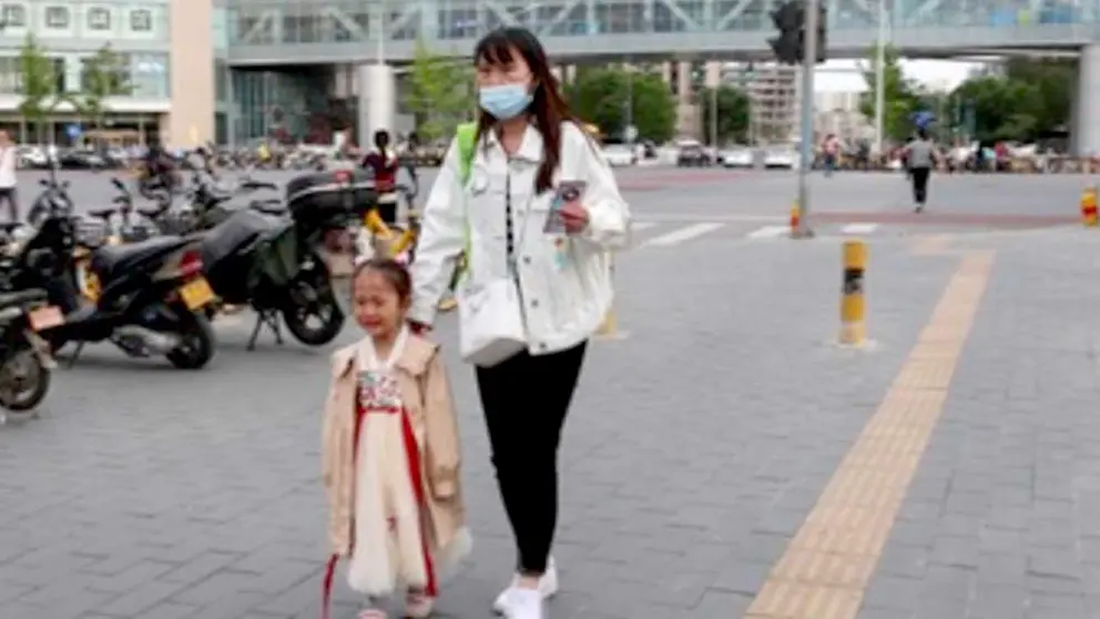 China permite un tercer hijo para abordar su crisis demográfica. EFE
