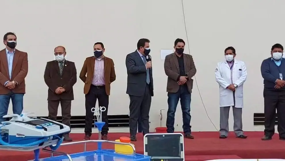 El alcalde de Cochabamba, Manfred Reyes Villa (c), se dirige a los medios de comunicación durante la entrega de las unidades de terapia intensiva en el Hospital del Sur. Captura de video GAMC