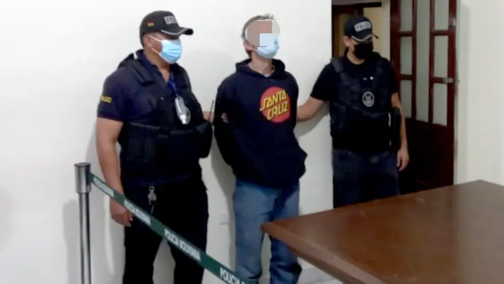 Policía presenta a extranjero acusado de robar negocios en Cochabamba. OPINIÓN