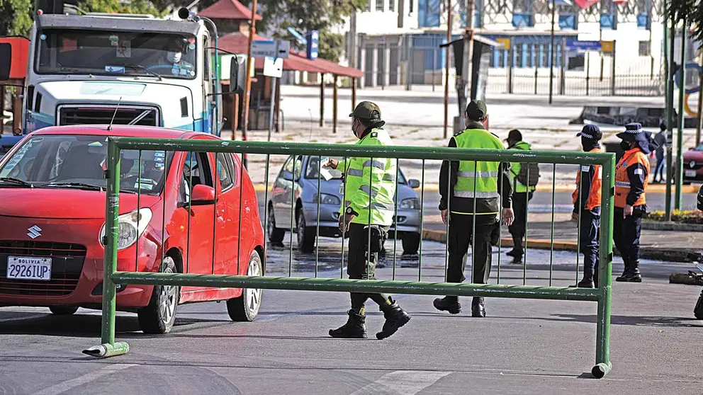 Efectivos policiales realizan controles en la cuarentena rígida de 2021. DICO SOLÍS