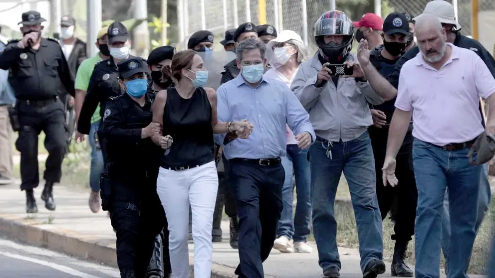 Familiares de la aspirante la presidencia Cristiana Chamorro son expulsados por agentes antimotines del perimetro de seguridad, durante el allanamiento a la vivienda de Chamorro. EFE