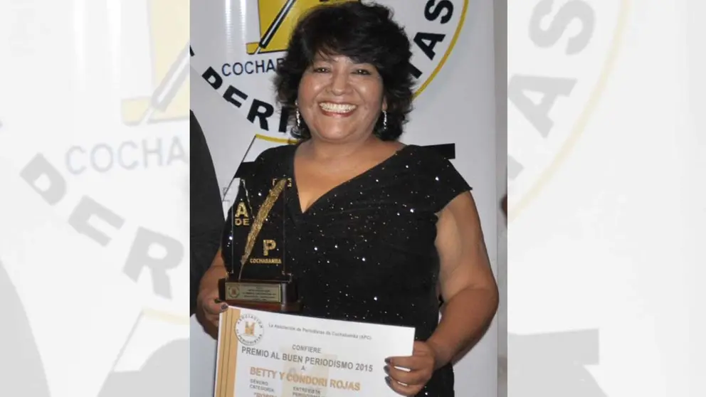 Betty Condori durante un acto de premiación en reconocimiento a su trabajo.