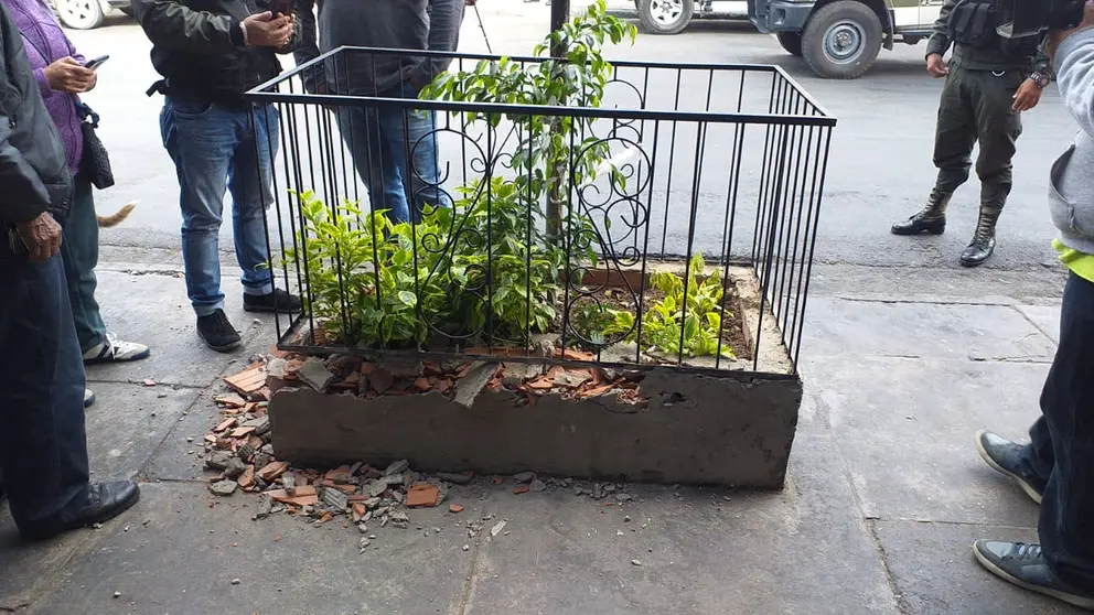 La jardinera que estaba siendo destruida en el pasaje Aldunate, en Cochabamba. FOTO: Alcald&iacute;a de Cochabamba
