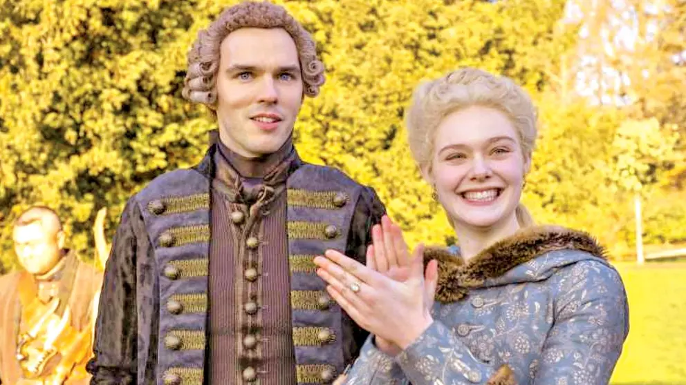 Un fotograma de la serie protagonizada por Elle Fanning y Nicholas Hoult.    HULU