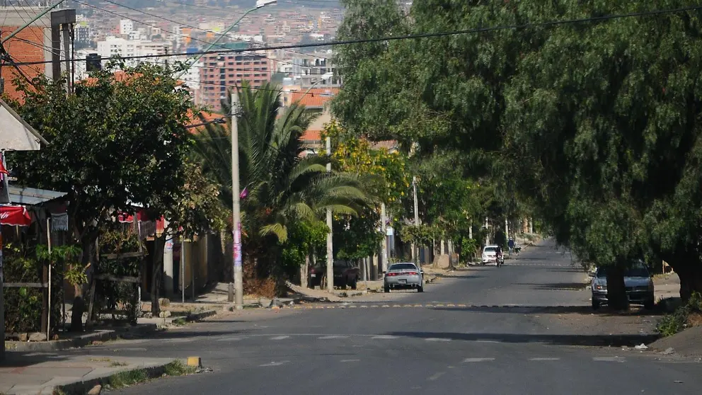 Una vista de una calle en domingo de cuarentena en Cochabamba. FOTO- Noé Portugal 