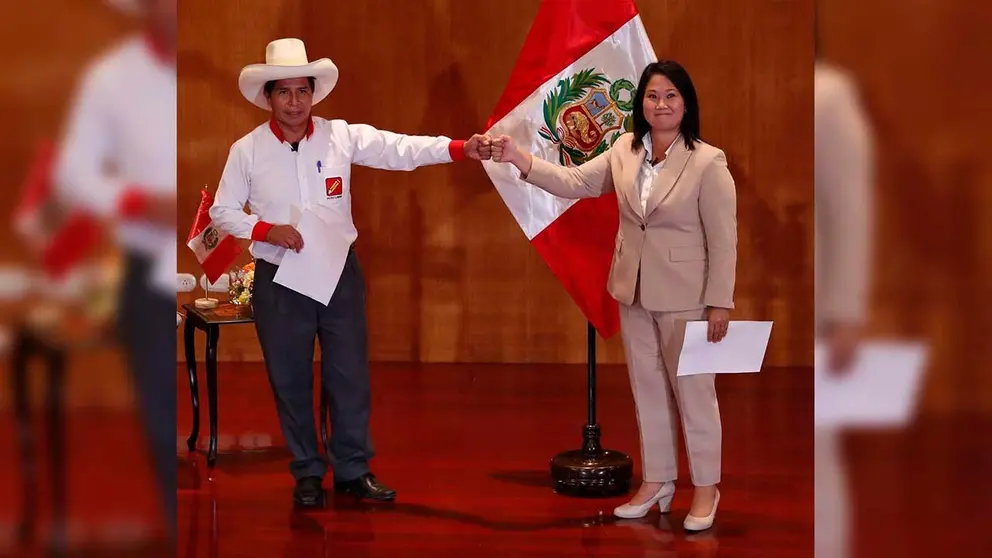 Fotografía del 17 de mayo de 2021 de los candidatos Pedro Castillo (i), del partido Perú Libre, y Keiko Fujimori (d), de Fuerza Popular. EFE