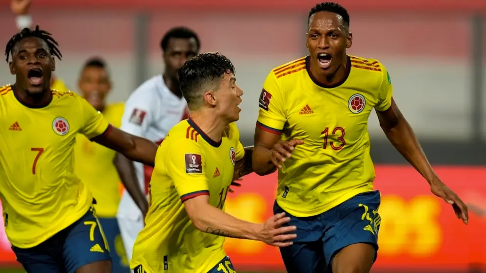 Jugadores de Colombia festejan un gol frente a Perú. EFE
