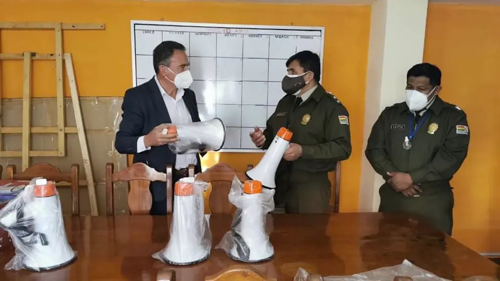 Javier Bellot entrega los megáfonos a la Policía para realizar labores de concientización sobre la COVID-19. Cochabamba Sin Virus