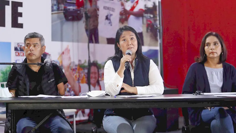 La candidata presidencial Keiko Fujimori, acompañada por su equipo de campaña, ofrece una rueda de prensa hoy, en Lima. EFE 